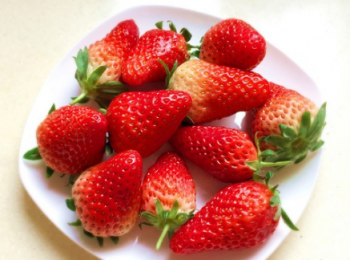 step2: 草莓備好。