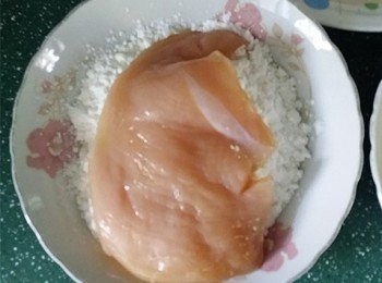 step7: 取一片雞肉兩面裹上澱粉后抖一抖。