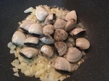 step6: 加入蛤蜊和少許鹽和黑胡椒粉後拌勻，倒入白葡萄酒拌炒。