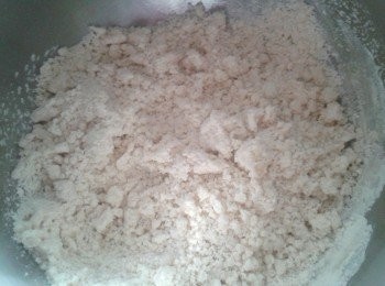 step1: 先用兩湯匙水與酵母拌勻，靜置十分鐘。大碗內將麵粉，梳打粉，鹽拌勻