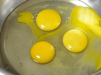 step2: 將蛋打散，細砂糖與鹽巴拌入均勻混合。