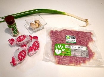 step1: 將蒜頭切末、蔥切小段及皮蛋搗碎。