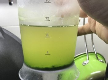 step1: 新鮮班蘭葉洗淨+水blend爛隔渣成汁，放置數小時後班蘭精華會沈底
慢慢倒去上層既水，留下層既精華備用