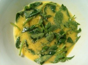 step5: 將步驟3的九層塔倒入步驟4的蛋液裡，用筷子攪拌均勻。