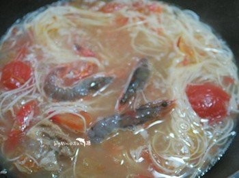 step4: 依序加入麵線及白蝦