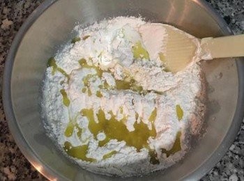 step1: 將牛奶、即溶酵母、糖、鹽放於盆內略微拌勻後放入麵粉和橄欖油， 利用攪拌工具將所有材料混勻到看不到液體。