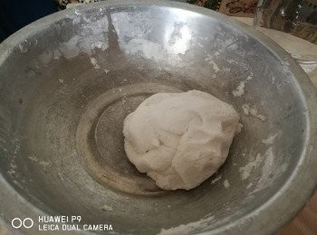 step1: 將粘米粉和糯米粉混合，加水，揉成粉團。