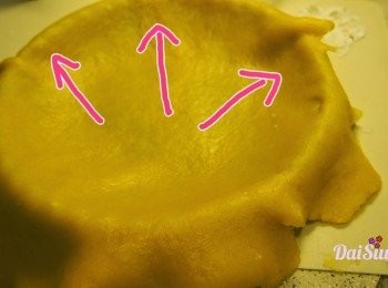 step3: 由雪櫃拿出麵團，擀至0.3mm厚，及大小足以覆蓋整個焗盤。