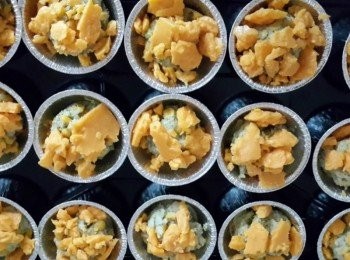 step4: 放入烤箱前放上起司片~烤約10分, 最後灑上少許起司粉及羅勒葉完成