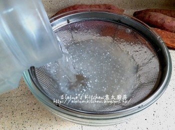 step4: 西米隔水倒在隔篩內 , 用水沖洗雜質後加冰水浸過面靜待10分鐘