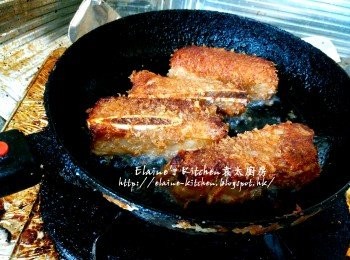 step13: 取出蒜頭 , 放入金沙骨用慢火慢慢煎至兩面金黃色 , 金沙骨上碟時 , 可灑上黑白芝麻或椒鹽即可