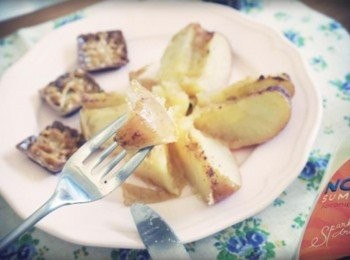 step8: 秋冬最適合這種熱熱甜點~~烤蘋果^^b 要更豪華的話裡頭可以塞核果或葡萄乾!!