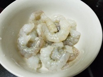 step3: 虎蝦，用少少鹽，胡椒粉，糖，黃酒，麻油醃 10 分鐘