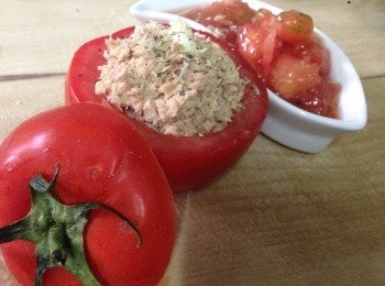 step2: 將蕃茄切開成一個頂蓋，而另一邊大個部份挖空茄肉及囊成一個碗狀（可以留起挖出來的茄肉加梅子粉成另上成涼拌）