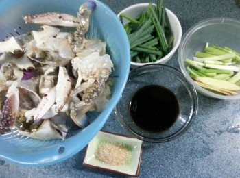 step2: 準備好各項材料,薑切片,蔥切段