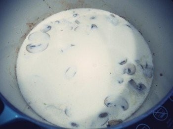 step5: 蘑菇變色後倒入牛奶和鮮奶油~~
