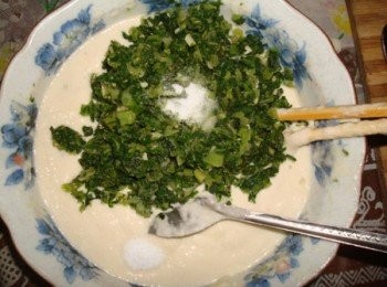 step3: 雞蛋+奶粉+麵粉+適量水，和成麵糊；把炒好的小菜+適量鹽，倒進和好的麵糊內