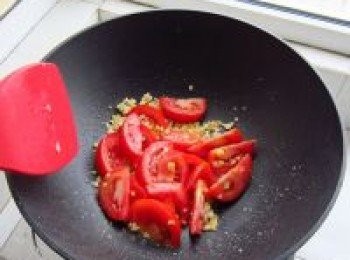 step11: 倒入番茄翻炒