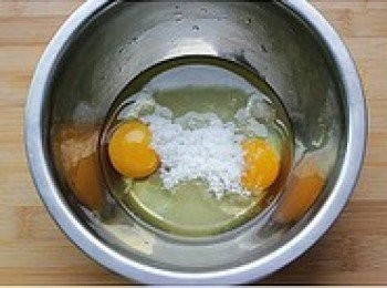 step1: 雞蛋打入盆中，加入30克白糖