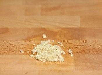 step1: 先把蒜切成碎