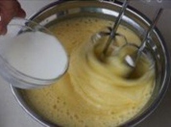 step3: 然後加入適量牛奶，攪打均勻