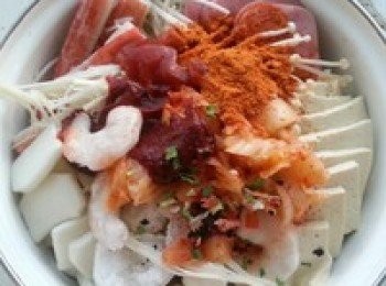 step2: 把所有東西都擺入鍋中，然後放入辛拉麵調料、辣醬、蕃茄沙司等調料後，放入清水煮開後即可食用