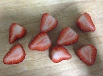 step7: 草莓對切，6寸模具大概7、8顆草莓就夠了。