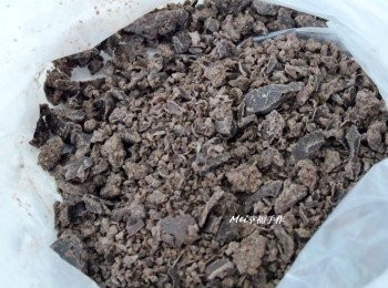 step1: 將黑巧克力磚用叉子來回刮成碎狀備用