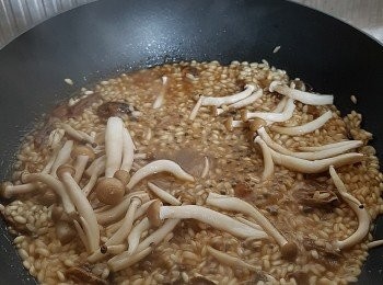 step3: 在鑊中煮飯時間大概13至15分鐘， 因應個人口感及意大利米牌子不同、 鮮蘑菇可以在最後三、四分鐘