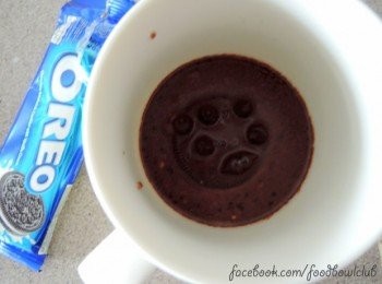 step5: 而外再加入一片奧利奧餅乾^^ 之后，将巧克力面糊倒入马克杯里。然后，放入微波炉以最高温度叮2分钟即可。