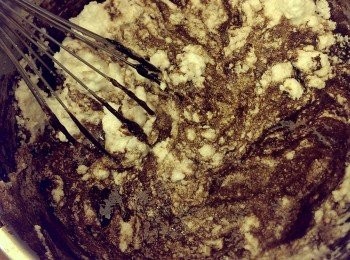 step9: 再將剩下的<span class="group_2">蛋白霜</span>倒入，先以打蛋器迅速攪拌至看不到<span class="group_2">蛋白霜</span>，再以橡皮刮刀由下往上翻拌均勻