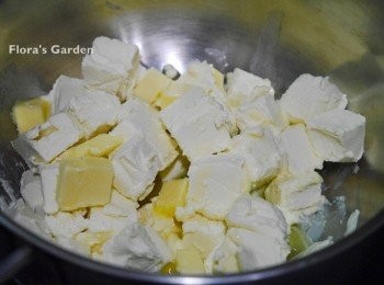 step4: 奶油乳酪、奶油切小塊和砂糖一起用小火拌煮溶解即離火