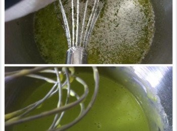 step1: 把材料A【3片斑斕葉加入50g食水，打成汁過濾】待用。
蛋黃全蛋加入一個乾淨的大盆，利用手握打蛋器攪拌均勻。
然後加入玉米油斑斕汁攪拌均勻，再篩入自發粉拌成糊。
【用保鮮紙蓋好，不要吹到風】
