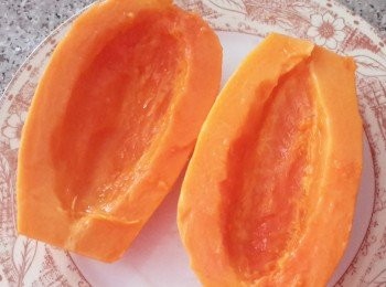 step1: 先將木瓜去皮，切開一半，用匙羹刮去木瓜籽，去囊。如想多放點奶涷，可刮去一點木瓜肉