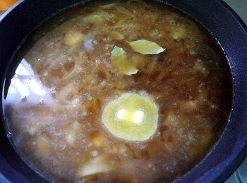 step5: 接著放入月桂葉與1小塊的奶油，熬煮10分鐘，起鍋前勾芡成濃湯即可