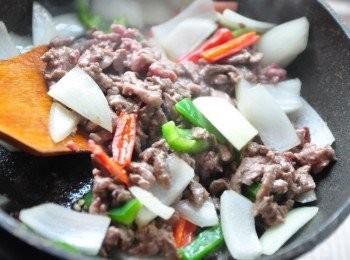 step3: 接著放入洋蔥、辣椒、青椒拌炒