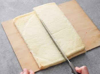 step4: 將3倒入已鋪上烘焙紙的烤盤中，然後抹平。將2塊烤盤重疊，以預熱至170℃的烤箱烘烤約10分鐘。放涼之後，將沒有烤色的那一面朝上，放在保鮮膜上。切除兩邊之後，切成3等分。將已混合均勻的糖漿及柑曼怡香橙干邑甜酒，以刷子塗在海綿蛋糕上面。