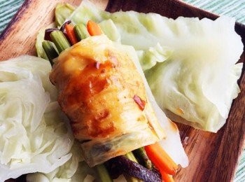 step5: * (蒸，小蘆筍、甘筍和黑木耳灼半熟，腐竹捲入配料先煎香，抹上醬汁後，隔水中大火蒸約5分鐘。建議用椰菜/大白菜代替小蘆筍會更吸收醬汁味道。)