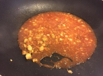 step3: 起一新的油鍋，下少許油爆香蔥白、蒜末及薑末，並將番茄醬、豆瓣醬、半杯米杯水一起煮滾