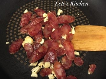 step2: 炒鍋不用放油，先將臘腸肝腸下鍋炒至微微出油
放入蒜頭丁炒香
(因為我不敢吃肝腸，所以只放了臘腸
好孩子不要學喔)