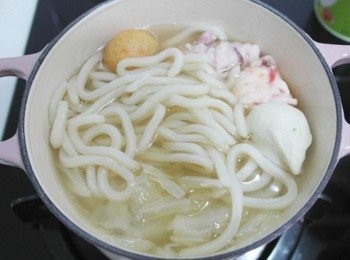 step2: 菜軟了之後可以放些火鍋料及烏龍麵!!!