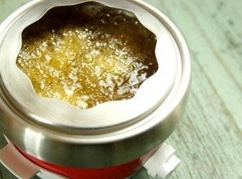 step5: 再將雞塊放回油溫達 190˚C 的鍋中，快速炸過，撈起瀝油備用。