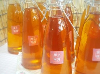 step8: 最後將釀好的梅酒入樽即可。