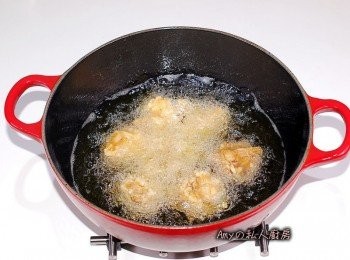 step4: 炸油鍋燒熱至170。c,分次加入雞肉塊,時而用筷子翻攪,炸約4分鐘後取出雞塊