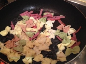 step2: 少許油煎一下火腿條，然後把煮好的蝴蝶結麵下鍋一起翻炒