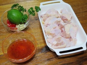 step1: 先備齊所需<span class="group_1">材料</span>，如照片圖， 辣椒切小圈，蒜頭切細末，巴西里切細末