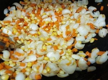 step7: 倒入1/4茶匙幼鹽再炒勻即可盛起