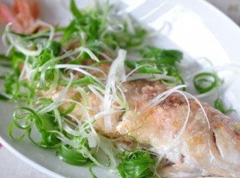 step5: 把泡過水的蔥絲鋪在上層