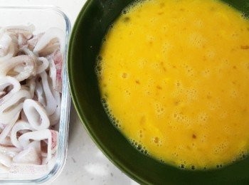 step1: 將洋蔥切丁，薑，蒜切細末，蛋加入白胡椒粉及鹽巴打勻備用