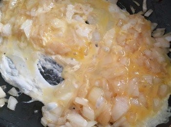 step2: 利用煎香腸的油(若油不夠可以再加入適量的油)炒香雞蛋